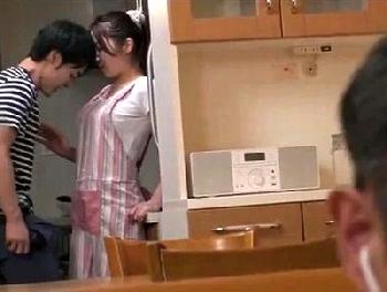 新しい母があまりにもエロティック過ぎる！父親に隠れて激しい禁断姦淫痴女人妻近親相姦のエロ動画