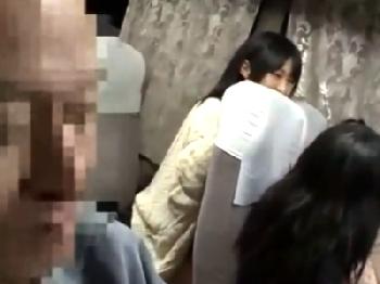 寝静まった夜光バスの車内で…声を殺しながら性的暴行される童顔美形少女美少女レイプのエロ動画