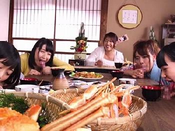 チ〇コがあったらしゃぶらずにはいられない！電話中も机や椅子から飛び出たアレに夢中なトンデモ家族W痴女フェラのエロ動画