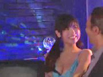 笑顔がキュートなオッパブ嬢と本番やレースクイーンと着衣ハメ巨乳美少女コスプレのエロ動画