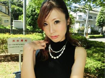 アラサーには見えない元モデルの長身美脚なマダム巨乳お姉さん人妻パンストめがねのエロ動画