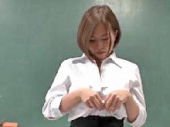 美巨乳女性教師が用務員のオッサンと濃密中出しファック！女教師熟女のエロ動画