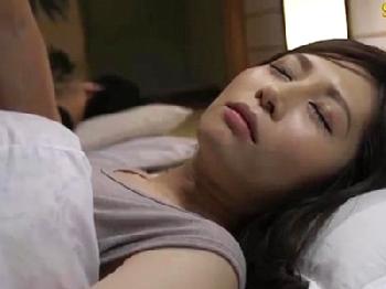 ダンナの眠るその横で夜這いを掛けられ声を押し殺したまま寝取られる妻巨乳人妻中出しのエロ動画