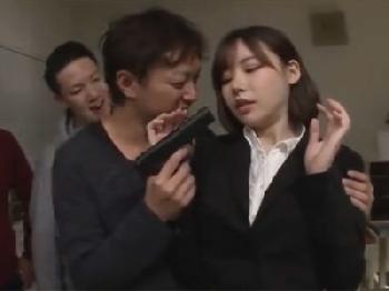 美形お姉さんOLが拳銃を持った男たちに脅されハメられ屈辱の中で絶頂オーガズム巨乳レイプのエロ動画