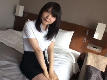 黒髪でミニ系顔の素人娘をホテルに連れ込んでぶっかけパコ美少女お姉さんロリのエロ動画