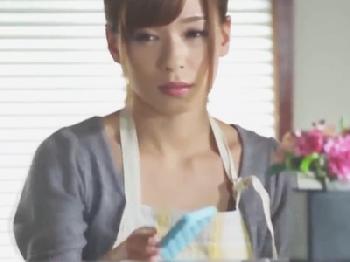 結婚後も上司との肉体関係を断ち切れない美人女先生の背徳行為女教師人妻中出しのエロ動画