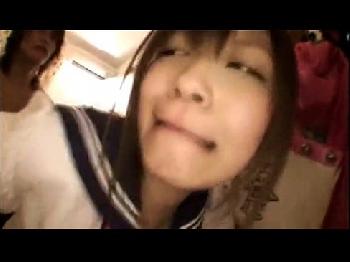 デカパイ女子校生を2人掛かりで婦女暴行！制服着衣のまま大量ぶっかけ巨乳美少女コスプレ顔射レイプ3Pさとう遥希のエロ動画