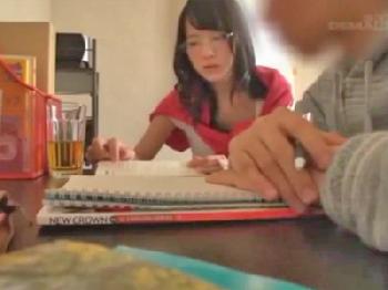 家庭教師が生徒の成績を爆裂に向上させるHな個人レッスンめがね中出しのエロ動画