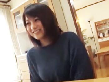 『私の中に子種たくさん出して！』巨乳妻が清潔感のある顔して青年陰茎に中出し懇願人妻のエロ動画