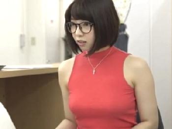 Gカップのノーブラ女先生を職員室でガチハメ開始！巨乳女教師めがね露出のエロ動画