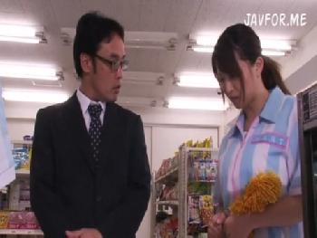 客寄せの為に痴女すぎる衣装を着せられ最終的には裏でハメられちゃうコンビニ店員巨乳人妻レイプ露出のエロ動画