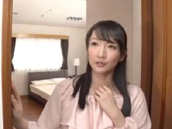 「お願い挿れてっ」息子の友人に迫られるも感じまくりなデカパイ妻巨乳人妻顔射のエロ動画
