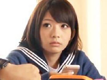 コタツの下で妹のミニ系マンコを刺激して親がいるのにこっそり近親パコ女子校生美少女ロリ中出し近親相姦のエロ動画