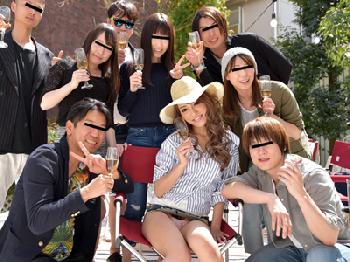 今流行りのグランピングでアゲアゲ乱交パーティ巨乳ギャル百合咲うるみのエロ動画