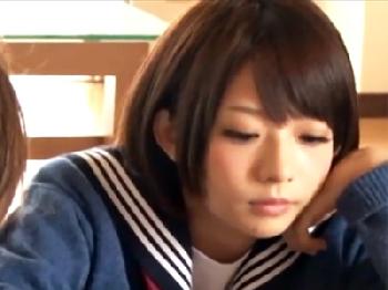 兄の友人にコタツの中でイタズラされ家族にバレないようヤっちゃう妹女子校生美少女ロリ中出しのエロ動画