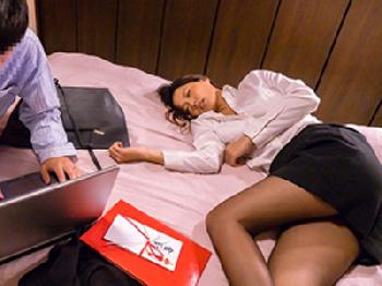 11月新作！奥様OLが飲み会で酩酊して寝取られパコ！人妻のエロ動画