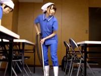 社内でこっそりフェラチオしてるところを見た奥様清掃員が色情→他のリーマン誘惑してズボハメ開始Wお姉さんOL顔射のエロ動画