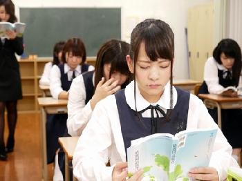 いつ何時ドロドロ子種がかかってもおかしくない女子校生！授業中でも顔面に精液が降り注ぐW美少女ロリ顔射ぶっかけのエロ動画