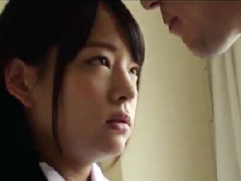 パイパンで制服姿の美形少女、あべみかこを乳首責めしたらお返しフェラチオで口内射精美少女ロリのエロ動画