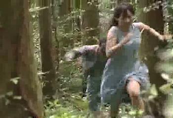 飢えた野獣男が山奥に美形お姉さんを拉致して逃げるところを追いかけ中出し陵辱！レイプのエロ動画