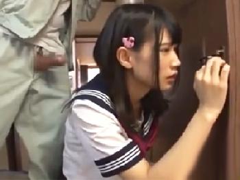 一人で家にいた無毛幼顔女子校生に媚薬飲ませてイラマチオ→中出し婦女暴行する無慈悲業者美少女ロリレイプのエロ動画