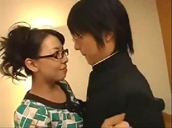 メガネをかけたデカパイ熟女が若い男の男性器にイキ乱れるW巨乳めがねぶっかけのエロ動画