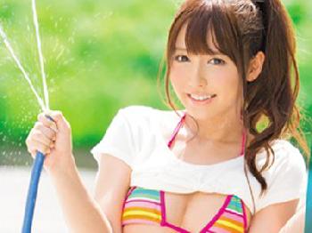 気持ちよすぎて潮吹きスプラッシュしちゃう元アイドル巨乳美少女三上悠亜のエロ動画