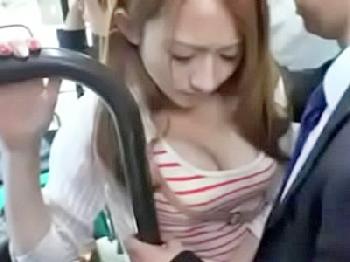 嫌がってるけど怖くて声の出せない谷間全開の美ギャルを痴漢パコ巨乳お姉さんのエロ動画