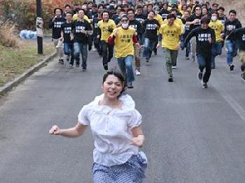 100人の男たちから追いかけられる上原亜衣！捕まったら連続中出し罰ゲーム巨乳美少女乱交のエロ動画