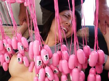 まんまる巨大乳娘が大量ローターに極太ディルドの容赦ない連続輪姦で放心状態巨乳お姉さん乱交のエロ動画