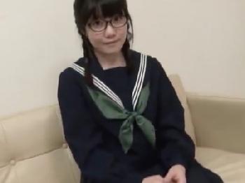 童顔メガネっ娘女子校生にイラマチオチオ→口内に濃い精液大量発射！巨乳ロリめがねのエロ動画