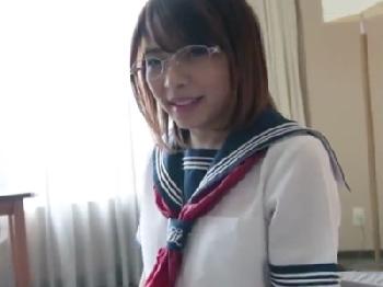 真面目系なメガネっ娘女子校生がオジサン陰茎で膣奥を刺激され絶叫イキ美少女めがね顔射のエロ動画