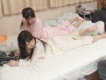 美形少女に成長した妹2人と川の字就寝→勃起しちゃって近親3P！巨乳美少女ロリ近親相姦のエロ動画