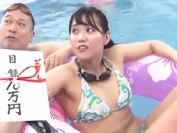 プールでナンパした親子に賞金を渡して近親パコを撮影することに成功巨乳美少女人妻水着近親相姦のエロ動画