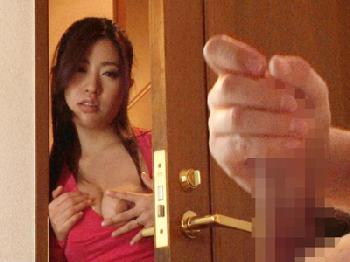 お見舞いに来てくれた巨大乳の幼馴染の胸チラに欲情して夜這い！巨乳お姉さんのエロ動画