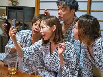 一発ヤリたくて女性上司に群がる部下→夫とビデオ通話中に中出し巨乳人妻のエロ動画