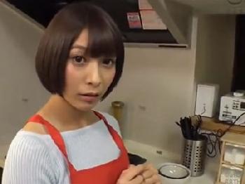 家事をしてくれる黒髪ショートヘアきれいなお姉さんに欲情→中出しSEX開始のエロ動画