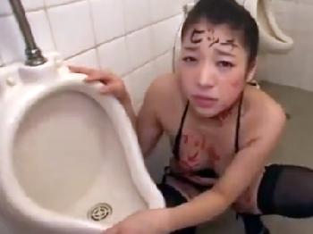 『ご主人様…ご奉仕させてください…』マゾな雌犬を公衆トイレで精子便器調教お姉さんフェライラマチオのエロ動画