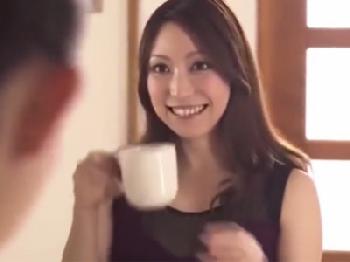 快楽に溺れた母と息子が肉欲をぶつけ合う禁断の母子性交巨乳人妻顔射近親相姦のエロ動画