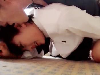 かわいいショートヘア女子校生が大人男性に力強く抱かれてヒィヒィ美少女ハメ撮りのエロ動画