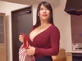 『いっぱい中に出してっ』夫の寝込みを襲い誘惑する巨大乳房妻巨乳人妻中出しのエロ動画
