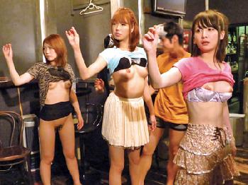 ダーツバーにいた生意気ギャル3人組の時間を止めて悪戯お姉さんのエロ動画