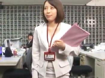 キャリアウーマンOLが社員の前で公開調教＆生パコの辱しめを受ける顔射露出のエロ動画