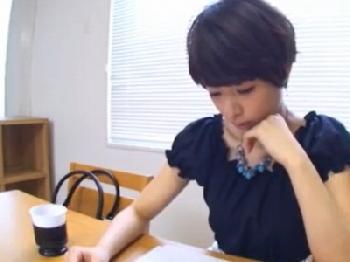 オナニー以外で射精できないオジサンを優しく絶頂させてあげるボーイッシュ娘美少女フェラ手コキのエロ動画