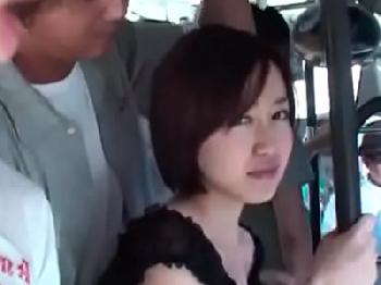 バス痴漢の相手が若者だったので最後まで堪能する巨大バスト美形お姉さんW巨乳のエロ動画