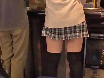 ゲーセンにいたミニスカート女子校生に欲情した男が後をつけてレイプ美少女のエロ動画