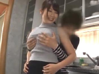 巨大乳房妻がショタ男のペニスを喉奥まで咥え込み精液搾り取り！巨乳痴女人妻フェラ手コキのエロ動画