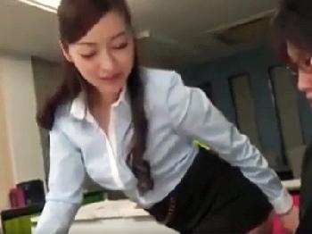 美人先輩にねっとり痴女責めされて射精我慢まったくできずお姉さん女教師OL中出しフェラ手コキのエロ動画