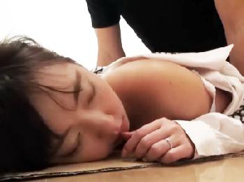 かわいらしいOLを眠らせてスヤァしてる間に中出しまで完遂美少女ハメ撮りレイプのエロ動画