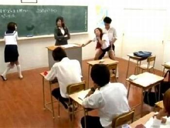 性行為のハードルが低すぎる世界！授業中も通学中も誰かが必ずハメめてる日常風景W女子校生美少女痴女女教師のエロ動画